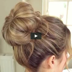 Este es "Hair bum" de Sascha Christensen en Vimeo; el punto de encuentro entre los videos de alta calidad y sus fanáticos. Hair In A Bun, Hair Bun Tutorial, Easy Hairstyles For Medium Hair, Hair Upstyles, Messy Bun Hairstyles, Peinados Fáciles Para Cabello Corto, Bun Hairstyles For Long Hair, Short Hair Styles Easy