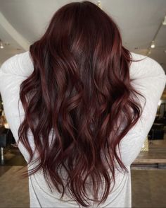 Pelo Color Caoba, Pelo Color Vino, Red Balayage Hair, Wine Hair Color, Dark Red Hair Color, Red Hair Inspo, Wine Hair, Cherry Hair, Chocolate Hair