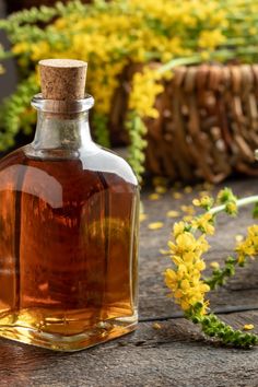 Harness the benefits of herbs without alcohol! Our comprehensive guide to making herbal glycerites will show you how. Create potent, alcohol-free tinctures for your health and wellness. #DIYHerbal #TinctureAlternatives Calamine Lotion, Calming Tea, Types Of Herbs, Herb Recipes, Toenail Fungus, Organic Herbs, Healing Herbs, Herbal Supplements