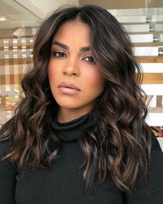 Brunette Hair Shades, Curly Hair Color Ideas, Curly Hair Color, Rambut Brunette, Natural Curly Hair Cuts, Black Hair Balayage, Highlights Curly Hair, Brown Curly Hair, Blond Balayage