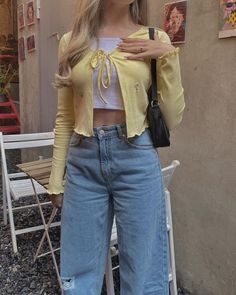 Feminine Outfits Jeans, Muebles Aesthetic, Tita Outfit, Outfit Repeater, Outfits Con Jeans, Desi Fashion Casual, Casual College Outfits, Look Of The Day, Yellow Outfit