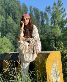 Urwa Hocane, Mountain Photoshoot, Travel Instagram Ideas, Anklets Indian, Mountain Outfit, Girly Dp, Black And White Art Drawing, Travel Pictures Poses