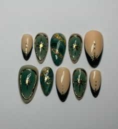 Nails Matching Green Dress, Winter Nails Green And Gold, Phthalo Green Nails, Dark Academia Nail Designs, Forest Green Coffin Acrylic Nails, Halloween Abstract Nails, Green Brown And Gold Nails, Green Gold Nails Acrylic, Dark Green Nails With Gold Flakes