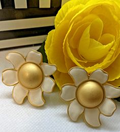 Earrings Bold 80s 90s Daisy Flower Power White Enamel Clip-on 1 3/4" McClure's Vintage Flower Shaped Clip-on Earrings, Handmade Vintage White Clip-on Earrings, Vintage Flower Earrings For Spring, Retro Gold Flower Jewelry, Gold Vintage Jewelry For Spring, Spring Vintage Gold Jewelry, Vintage White Clip-on Earrings For Anniversary, White Vintage Clip-on Earrings For Anniversary, Handmade Vintage Earrings For Spring