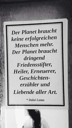 a sign on the side of a building that says, der planete brauch