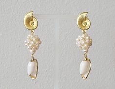 Shell and freshwater pearl earrings. Elegant, chic earrings, 3 models; - 1, white bubbles, haliotis, total length approximately 7 cm - 2, turris, total length approximately 8 cm - 3, Babylonia, total length approximately 7.5 cm Careful shipping, with tracking for France IF YOU WANT TRACKING ABROAD, choose "economical" when paying. Elegant Shell Jewelry For Parties, White Shell Earrings With Pearl Drop, White Shell-shaped Pearl Drop Earrings, Elegant Shell-shaped Pearl Earrings, White Shell Shaped Pearl Drop Earrings, Elegant Shell-shaped Pearl Earrings For Wedding, Elegant Shell-shaped Pearl Earrings In Mother Of Pearl, Elegant Shell Earrings For Gifts, White Mother Of Pearl Pearl Earrings For Parties