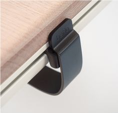 The Tenon desk's elegantly incorporated desk hook, Lode, discreetly slides into the desk's side rail for the ultimate luxurious convenience. Perfect for hanging your handbag or headphones while they charge via the desk's built-in USB port, its features go far beyond that -- this desk hook is strong enough to hold up to 10 kg (22 lb), so you can confidently hang whatever accessories you need right at hand. The exquisite craftsmanship of Lode makes it the perfect way to enhance any desk with both Cable Management Desk, Perfect Desk, Best Desk, Desk Shelves, Functional Accessories, Desk Setup, New Gadgets, Desk Accessories, Sleek Design