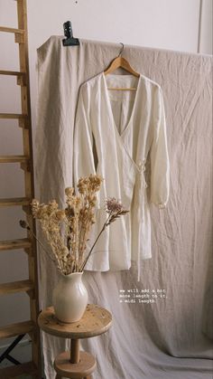 Hanging Dress Photography, Easy Clothing Photography, Clothing Selling Pictures, Backdrop For Clothing Photography, Clothing Boutique Photoshoot Backdrop, Flat Lay Dress, Clothing Backdrop Ideas, Backdrop For Boutique Pictures, Product Shoot Ideas Clothing At Home