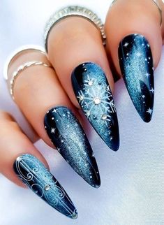 Pretty Nails For Christmas, Christmas Nails White And Blue, Blue Christmas Nail Art, Frosty Winter Nails, Blue Black White Nails, Winter Blue Nail Designs, Nails Winter Design, Christmas Blue Nails, Black Blue Nails