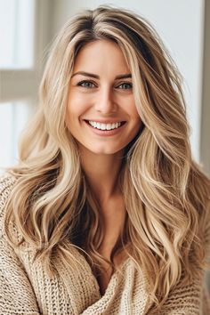 Wheat blonde is a beautiful blend of natural tones, mirroring the varied shades of a golden wheat field. This color offers an organic, earthy vibe that's both refreshing and stylish.Click here to see more blond hair color ideas. Hair Over 40 Look Younger, Wheat Blonde Hair, Wheat Blonde, Ashy Hair, Blonde Afro, Mom Hair, Summer Blonde Hair