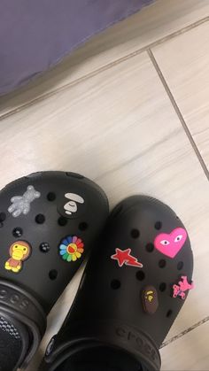 Crocs Ideas Black, Styling Black Crocs, Cute Fits With Crocs, Cute Black Crocs, Black Crocs With Charms, Black Crocs Aesthetic, Black Crocs With Jibbitz, Baddie Crocs, Crocs Inspiration