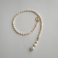 < Pendant Pearl Necklace with Gold Color Metallic Furniture > Very trendy and elegant combination. Necklace can be beautiful accent to any look! > Necklace length - 39 cm (15,3 in) With pendant - 44 cm (17,3 in) > Necklace weight - 20 gm