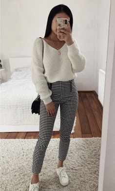 Side Stripe Trousers, Cute Sweater Outfits, Outfit Inso, Fandom Outfits, Casual Outfit Inspiration, Plaid Outfits, Pullover Outfit, Lazy Outfits, Winter Trends