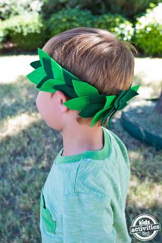 Easy DIY Laurel Leaf Crown Craft for Olympic Craft Fun | Kids Activities Blog Laurel Wreath Diy, Greek Leaf Crown, Laurel Leaf Crown, Greek Headband, Laurel Wreath Crown, Sew Halloween Costume, Olympic Idea, Olympic Crafts, Laurel Crown