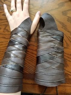 Costume Viking, Leather Bracers, Larp Costume, Leather Armor, Medieval Clothing, Fantasy Costumes, Leather Projects