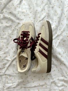 Fall Adidas Shoes, Shoes Wishlist 2024, Samba Adidas Aesthetic, Shoes Adidas Samba, Autumn Shoes Aesthetic, Adidas Samba Maroon, Maroon Sambas Outfit, Fall Sneakers 2024, Autumn Shoes 2024