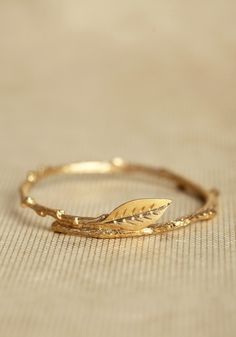 Leaf ring! Gold Leaf Rings, Gold Ring Designs, Leaf Ring, Bangle Designs, Gold Jewelry Fashion, Pretty Jewellery, Gold Bangles, Accessories Jewelry, Cute Jewelry