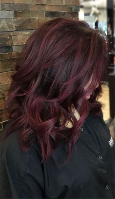 Easy trendy long layered hairstyle ideas Dark Red Hair Dye, Pelo Color Borgoña, Dark Red Hair Color, Wine Red Hair, Dyed Red Hair, Dark Red Hair