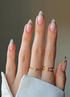 french manicure nails with gold trim. new years eve nails. gold nail art. claw nails nude classic. wedding nails. Gold Nail Art, Subtle Nails, Casual Nails, Work Nails, Chic Nails, Gold Nails, Cute Acrylic Nails, Holiday Nails