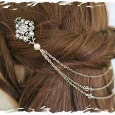 Bridal Headpiece in Vintage Style VECOYA #bridalheadpieces #weddingheadpiece #bridalhairpieces #bridalhairpins Updo Loose Curls, Updo Loose, Modern Bridal Earrings, Flower Hair Clips Wedding, Bridal Hair Chain, Bridal Updos, Model Hairstyles, Pearl Bridal Headpiece, Crystal Bridal Headpiece