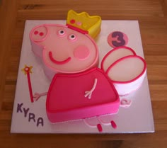 a peppa pig cake with a crown on top