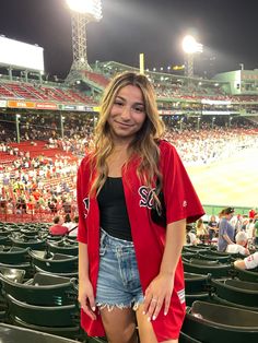 Outfits For Baseball Games Cold, Brewers Baseball Game Outfit, Red Baseball Jacket Outfit, Baseball Top Outfit, Cute Baseball Outfits, Casual Red Baseball Jersey For College