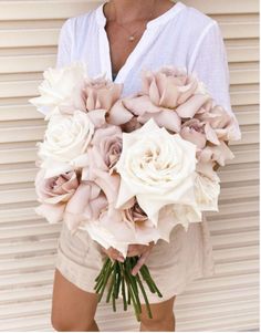 Modern Bridal Bouquets, Romantic Wedding Colors, Bridal Bouquet Flowers, Neutral Wedding, Seo Agency, Wedding Flower Arrangements, Wedding Mood, Dreamy Wedding, Bride Bouquets