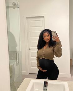 Baddie Pregnancy Outfits, Hot Pregnancy Outfits, Give God The Glory, Pregnacy Fashion, Fall Maternity Outfits, Black Motherhood, Cute Pregnancy Pictures, Maternity Photography Poses Couple, Trendy Maternity Outfits