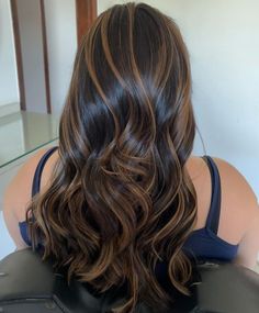 Rambut Brunette, Highlights Curly Hair, Brown Hair Looks, Brown Hair Inspo, Brunette Hair With Highlights, Dark Hair With Highlights, Hair Streaks, Hairstyles For Layered Hair