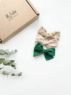 Набор бантов на заколках. Отличный вариант для подарка Sewing Headbands, Diy Ribbon, Ribbon, Sewing, Flowers