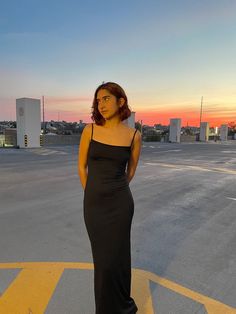 Bodycon Dress Model Poses, Black Dress With Short Hair, Showing Off Dress Pose, Poses In Black Bodycon Dress, Photo Poses For One Piece, Black Dress Pics Ideas, Black Dress Outfit Poses, Short Black Dress Poses, Long Black Dress Poses