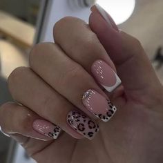 Sparkly Acrylic Nail Designs, Short Square Acrylic Nails Birthday, Thanksgiving Nail Ideas Square, Glamour Nails Leopard, Cheetah Short Nails, Acrylic Nail Inspo Square, Short Nails Acrylic Design 2024, Nail Cheetah Print, B-day Nails