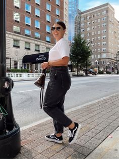 Black Jeans Vans Outfit, Jeans With Sneakers Outfit Summer, Washed Black Mom Jeans Outfit, Black Mom Jeans Outfit Curvy, Mom Jeans And Vans Outfit, Black Mom Jeans Outfit Plus Size, Vintage Black Jeans Outfits, Black Jeans And Vans Outfit, Black Vans Outfit Women Summer