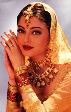 Aishwarya Rai Makeup, Aishwarya Rai Pictures, Bengali Bridal Makeup, Celebrity Makeup Looks, 90s Bollywood, Edit Ideas, Indian Photoshoot