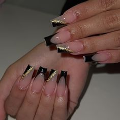 Black And Gold Nail Designs Coffin, Coffin Black And Gold Nails, Acrylic Black And Gold Nails, Square Black And Gold Nails, Black And Gold Nails Medium, Black And Gold Nails Ideas Coffin, Acrylic Nail Designs For Black Dress, Nails Design Black And Gold, Great Gatsby Nails Designs Black Gold