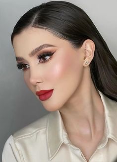 Classic Makeup Looks Red Lips, Classic Red Lip Makeup, Wedding Makeup For Brown Eyes, Makeup Mistakes, Red Makeup, Colorful Eye Makeup, Glamour Makeup, Makeup Looks Tutorial