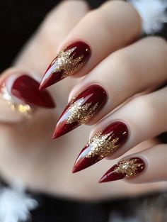 A set of simple and elegant Christmas nail designs in deep red, dark green, and soft nude. Each look features subtle details like silver branches, gold glitter, and delicate gold accents. Perfect for a festive yet classy holiday look.   #ChristmasNails #HolidayNails #SimpleNails #FestiveNails #WinterNails #NailInspiration #ChallengeFestività Burgundy And Gold Christmas Nails, Green Nails With Silver Glitter, Dark Red Glitter Nails, Classy Christmas Nails Simple, Dark Red Christmas Nails, Red And Gold Nails, Red Nails Glitter, Red Christmas Nails