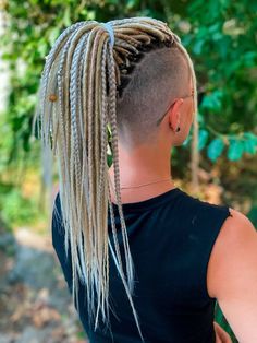 Short Braid Hair, Dreadlocks Short Hair, Layered Haircuts Men, Dreadlock Women, Twist Hairstyle Kids, Extensions On Short Hair, Blond Dreads, Box Braids Shaved Sides, Bold Undercut