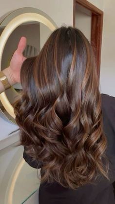 Caramel Golden Brown Hair Balayage, Soft Autumn Dark Brown Hair, Gold Brown Highlights On Brown Hair, Brown Hair Deminsion, Hair With Caramel Highlights, Partial Balayage Caramel, Light Brown Highlights In Dark Brown Hair, Chocolate Honey Hair