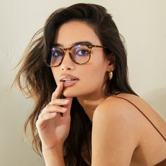 Tortoise Shell Glasses Women, Glasses Frames Trendy, Chic Glasses, Glasses Trends, Reflective Sunglasses, Tortoise Shell Glasses, Yellow Sunglasses, Diff Eyewear, Portrait Photos