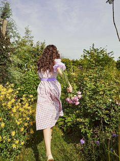 A plaid dress with Van Gogh's "Sunflower" drawn on it.





 <color>



 purple

 yellow






 <Size>



 small size






 Length: 116cm

 Shoulder width: 34cm

 Bust: 94cm

 Waist: 96cm

 Sleeve length: 50cm




 medium size



 Length: 119cm

 Shoulder width: 35cm

 Bust: 98cm

 Waist: 100cm

 Sleeve length: 50.5cm




 L size



 Length: 122cm

 Shoulder width: 36cm

 Bust: 102cm

 Waist: 104cm

 Sleeve length: 51cm









 <Material>



 polyester

 Viscose






 <model wearing>



 we