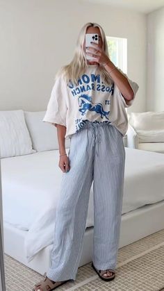 Lounge Beach Outfit, Hawaii Outfits Modest, Loose Pants Outfit Summer, Road Trip Outfit Summer Casual Comfy, Striped Pants Outfit, Japan Outfits, Outfit Vintage, Cool Summer Outfits, Summer Outfit Ideas