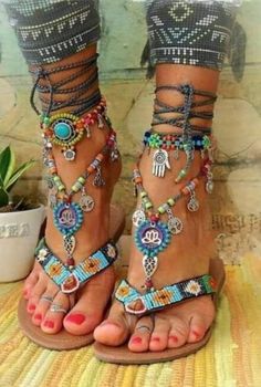 Vetement Hippie Chic, Stile Hippie Chic, Hippie Styles, Beaded Flip Flops, Sun Symbol, Boho Mode, Boho Shoes, Mode Hippie, Beaded Crochet