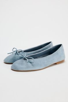 SUEDE BALLET FLATS - Blue | ZARA United States Navy Blue Flats, Blazers Shoes, Suede Ballet Flats, Cardigan Sweater Jacket, Blue Flats, Zara United States, Bow Detail, Sales Gifts, Tank Shirt