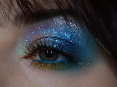 Blue Moon Makeup, Night Sky Makeup, Cosmic Makeup, Blue Makeup Look, Moon Palette, Moon Makeup, Alien Makeup