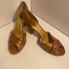 Gozzi Brand Name Tan Leather Platform Woman's Pump Shoe Size 39 1/2 Made In Italy - Vero Cuora New In Box ....Never Worn Outside ....Light Scuff Marks Natural To The Tan Leather Tan Leather "X" Vamp With Light Brown Scallops 3 1/4 Inch Heel Height 1 1/8 Inch Heel Diameter At The Base Brown High Heel Heels With Leather Footbed, Brown Casual Heels With Leather Lining, Casual Brown Heels With Leather Lining, Brown Leather-lined Heels For Spring, Spring Brown Heels With Leather Lining, Brown Almond Toe Heels With Leather Lining, Brown Heels With Leather Lining And Medium Width, Outside Light, Block Heel Platform Sandals