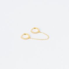 Parfaites que vous soyez invité à un mariage ou s'il s'agit de votre propre mariage, nos boucles d'oreilles en chaîne de diamants baguette ont un design délicat en forme de cerceau associé à un éclat subtil du diamant. Portez-les lors de votre premier piercing ou créez une pile de boucles d'oreilles minimalistes, mais quoi qu'il en soit, vous dégagerez de la beauté.



 Matériau : argent sterling 925 massif de haute qualité.

 Finition : Or 18 carats ∙ Argent sterling

 Doté d'un diamant baguette CZ d'environ 2 mm x 4 mm avec une chaîne d'environ 1,5 pouce

 Vendu par paire

 Fait partie de la collection Déesse Dorée






 Le modèle présente un look délicat et minimaliste avec notre ensemble de bagues empilables à diamants délicats







 UGS : RR- ER394 Dainty Chain Drop Earrings Jewelry, Dainty Drop Chain Earrings, Elegant Sterling Silver Hoop Earrings With Adjustable Chain, Minimalist Gold Chain Drop Earrings, Elegant Dangle Hoop Earrings With Cable Chain, Dainty Sterling Silver Chain Earrings, Elegant Chain Link Hoop Earrings, Elegant Chain Hoop Earrings, Elegant Round Chain Earrings