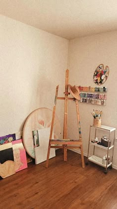 Artist | art studio | paint display | acrylic paint | small space Studio Seni, Rangement Art, Small Art Studio, Art Studio Organization