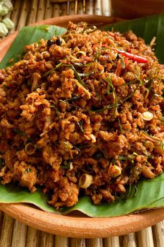 Close-up of Thai stir-fried meat in a clay dish. Kaffir Lime Leaves Recipes, Lemongrass Recipes, Pork Stir Fry Recipes, Eat Thai, Lime Leaves, Malaysian Cuisine, Asian Pork, Kaffir Lime Leaves