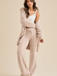 These teddy lounge pants are incredibly soft and cozy, featuring pockets and a drawstring for a comfortable fit. Lounge Wear Cute, Lounge Wear Aesthetic, Football Dress, Lounge Wear Sets, Wfh Outfits, Lounge Cardigan, Matching Lounge Set, Cozy Clothes